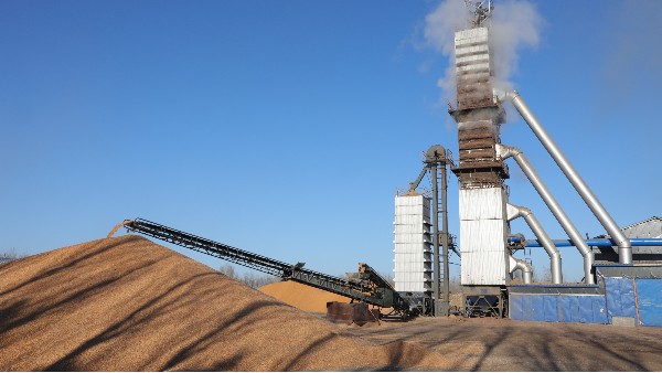 烘糧噸成本降至28元！300噸烘干塔用上秸稈直燃熱風(fēng)爐，相比燃煤一天節(jié)省一萬六！